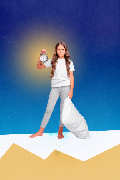 不满的失眠女学生在夜空背景下，手握闹钟和枕头的抽象拼贴照片图片下载