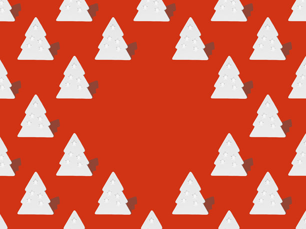 红色背景上无缝图案的白色粘土圣诞树玩具，呈圣诞树形状。新年概念。照片留有空白空间。图片下载