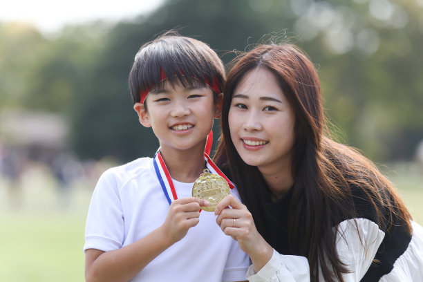 微笑的父母和孩子们的运动会照片图片下载