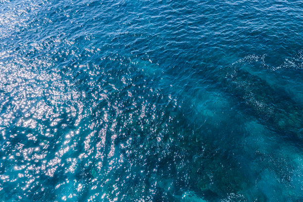 巴厘岛恶魔之眼蓝梦岛的航拍照片，包括岛屿和海洋。图片下载