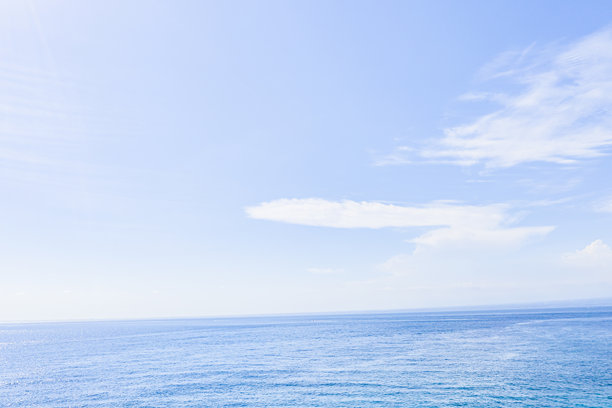 巴厘岛恶魔之眼蓝梦岛的航拍照片，包括岛屿和海洋。图片下载