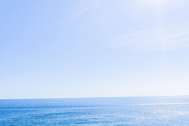 巴厘岛恶魔之眼蓝梦岛的航拍照片，包括岛屿和海洋。图片下载