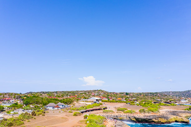巴厘岛恶魔之眼蓝梦岛的航拍照片，包括岛屿和海洋。图片下载