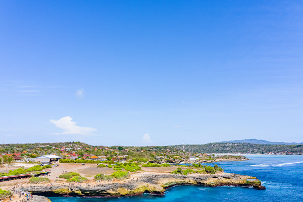 巴厘岛恶魔之眼蓝梦岛的航拍照片，包括岛屿和海洋。图片下载