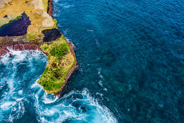 巴厘岛恶魔之眼蓝梦岛的航拍照片，包括岛屿和海洋。图片下载