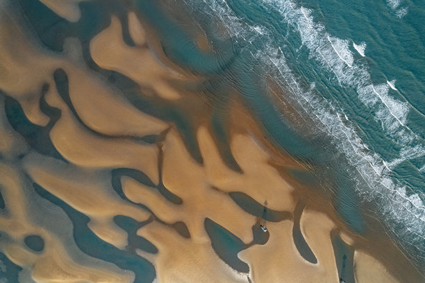 蓝色海浪与沙滩的航拍照片图片下载