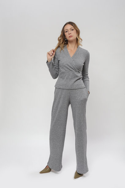 系列工作室照片的女模特针织灰色套，秋冬时装系列。图片下载