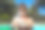 一个阳光明媚的夏天，男孩在泳池里吃西瓜的照片图片下载