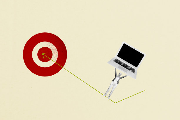 快乐的老奶奶在涂鸦背景前，惊喜地从盒子里探出头，手里拿着酒杯和烤生日蛋糕，旁边还有留声机的拼贴照片。图片下载