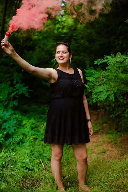 年轻女性与粉色烟雾玩乐的照片图片下载