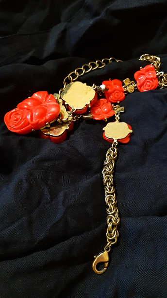 黑色背景上的红色宝石饰品。背景设计，摄影新颖。纺织品，面料模板，现代照片。图片下载