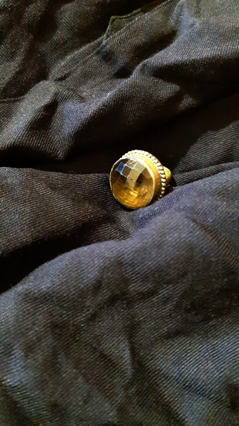 黑色纺织品上的戒指。背景设计，摄影新颖。纺织品，面料模板，现代照片。图片下载