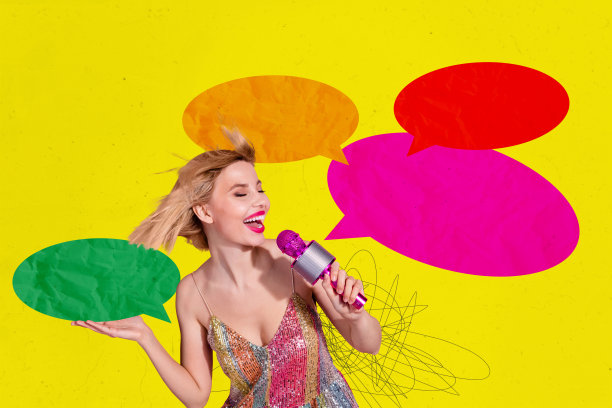 快乐女孩名人手持麦克风唱歌的合成照片拼贴，气泡交流演讲文本框，背景为涂鸦风格。图片下载