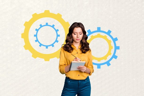 创意照片拼贴，年轻勤奋的员工在笔记本上写作，齿轮象征着组织项目管理的进展。图片下载