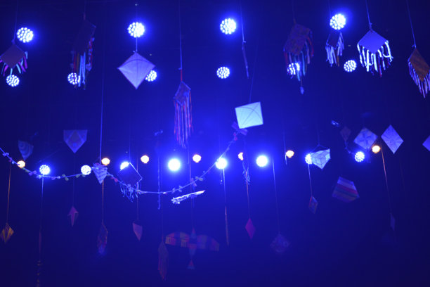 一群飞翔的风筝，黑色背景，摄影棚照片图片下载