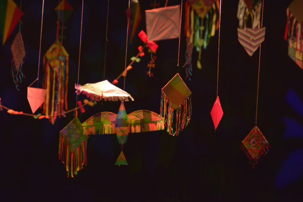 一群飞翔的风筝，黑色背景，摄影棚照片图片下载