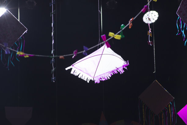 放风筝，黑色背景，摄影棚照片图片下载