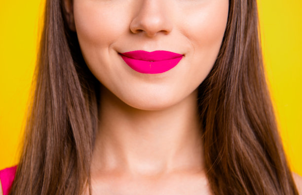 时尚魅力愉悦生活方式概念。美丽迷人的美丽诱惑半侧脸特写照片，完美的口红色彩，背景纯色。图片下载