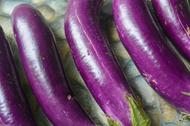 长紫色茄子的平铺照片，俯视角度。热带国家的食材。图片下载
