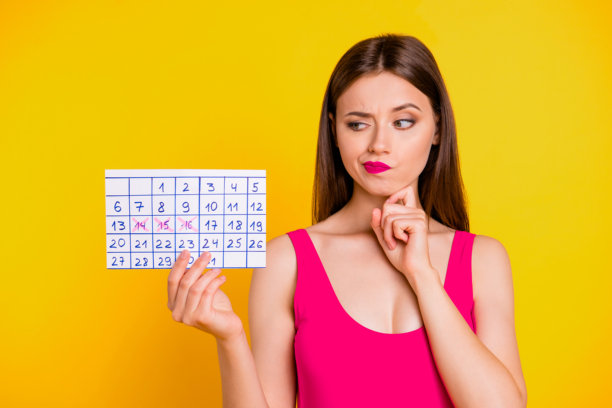 我会努力记住不要忘记！旅行旅游行程旅程人们商务会议概念。照片中，一个困惑、漂亮、害怕、不确定的人在明亮的背景下手持日历。图片下载