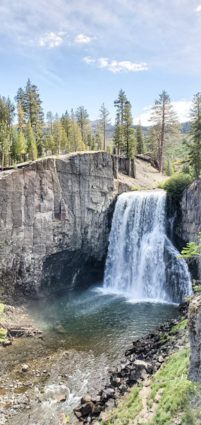 加州猛犸湖因约国家森林中美丽而壮观的彩虹瀑布照片图片下载