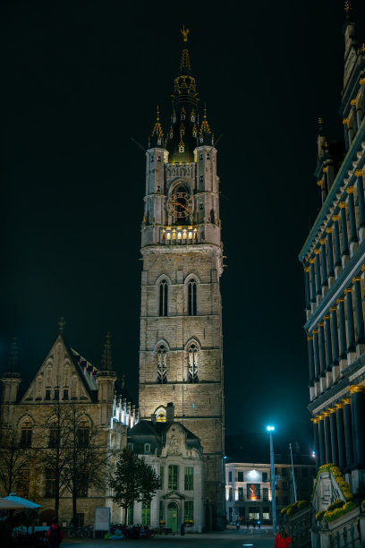 比利时弗拉芒地区根特的钟楼。夜景照片。图片下载