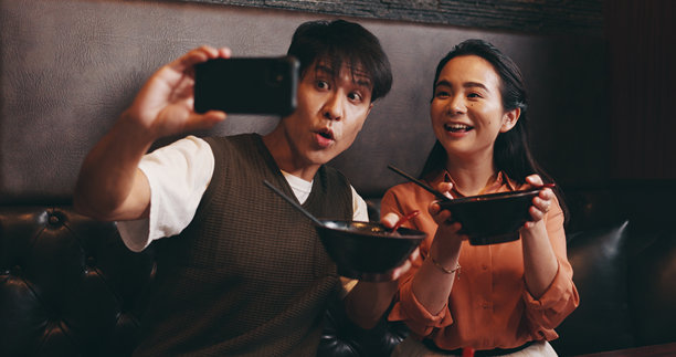 日本情侣在餐厅自拍美食，适合摄影、社交媒体发布和文化约会。微笑、人与传统面条，更新个人资料照片，增进感情和留下回忆。图片下载