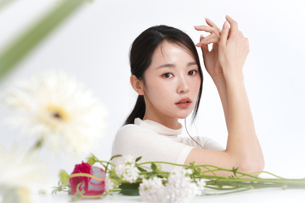 用花朵拍摄的美丽女性化妆照片图片下载