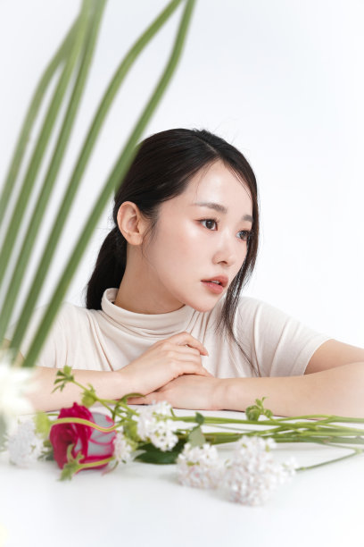 用花朵拍摄的美丽女性化妆照片图片下载