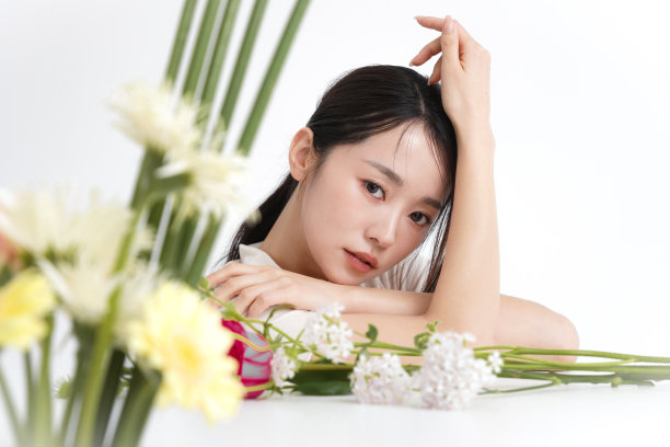 用花朵拍摄的美丽女性化妆照片图片下载