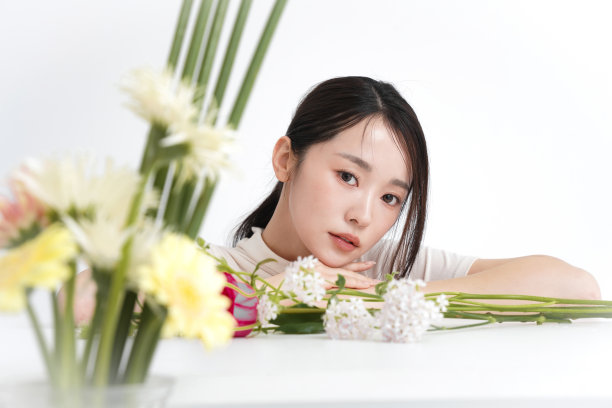 用花朵拍摄的美丽女性化妆照片图片下载