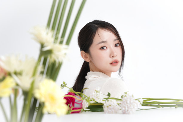 用花朵拍摄的美丽女性化妆照片图片下载