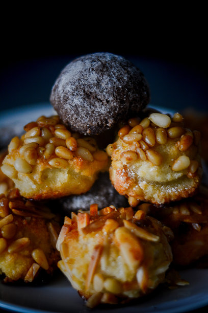 垂直图片展示了典型的加泰罗尼亚万圣节特别蛋糕和甜点，称为Panellets。图片下载