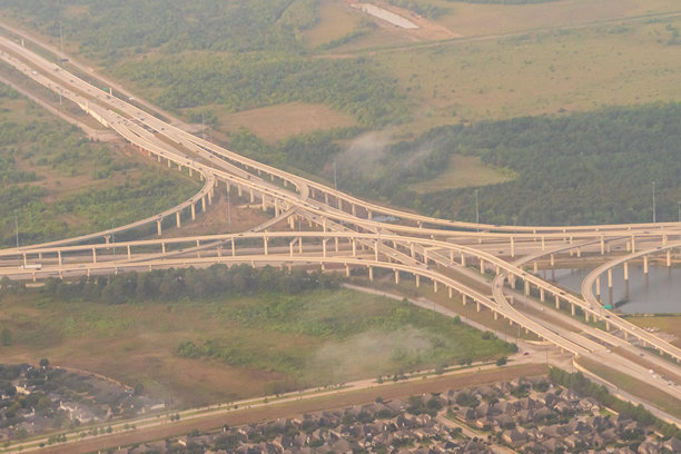 高速公路立交桥的叠层道路航拍照片图片下载