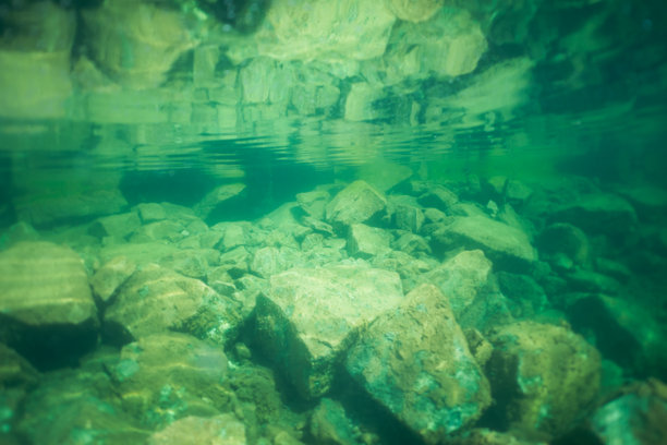 在Rumu采石场的水下照片，岩石底部和清澈透明的水。图片下载