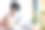 微笑的黑人孕妇向笔记本电脑展示婴儿超声波照片图片下载