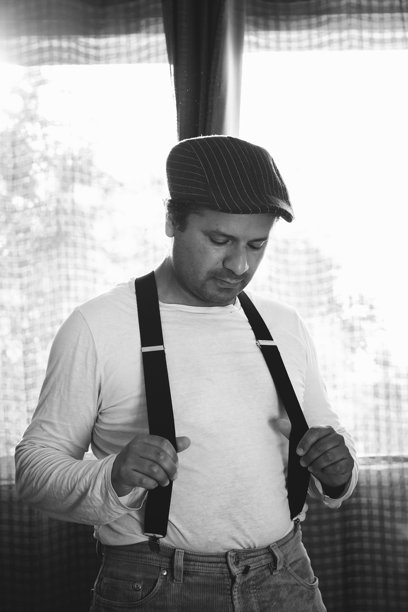 穿着古董服装、戴着贝雷帽和吊带裤的男人，黑白照片图片下载