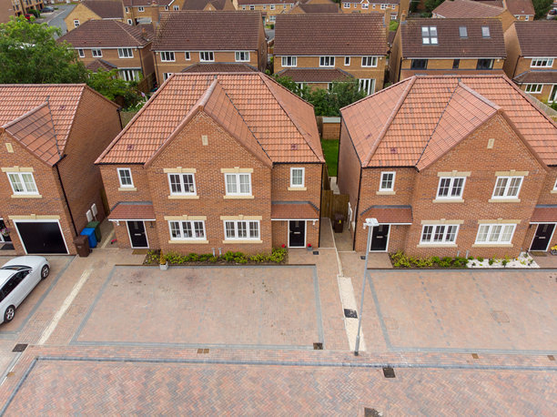 英国北约克郡约克镇的航拍照片，展示了典型英国住宅区的房屋和街道，部分多云的夏日。图片下载