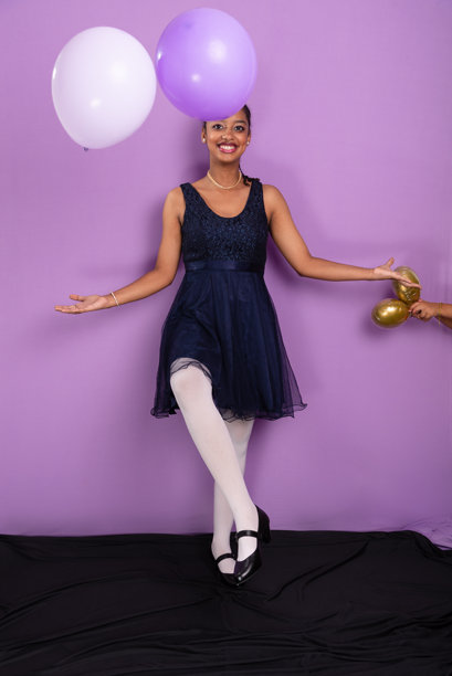 一位棕发少女穿着芭蕾舞服，摆出姿势为照片拍摄。图片下载