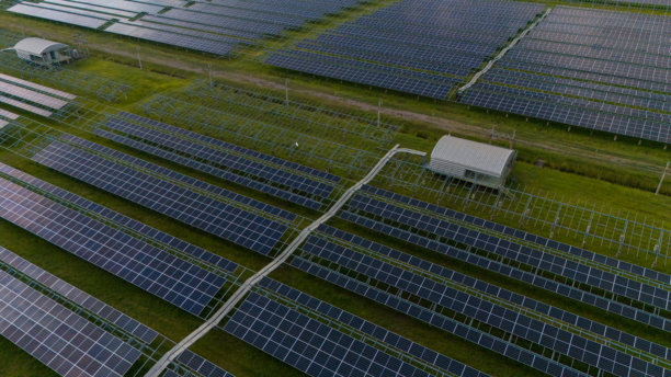 鸟瞰光伏电站照片，也称为太阳能公园，是一种大规模光伏系统（PV系统），旨在向电网供应商业电力。图片下载