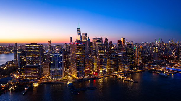 美丽的城市景观，灯光璀璨。纽约东河上空的全景无人机照片。鸟瞰图。图片下载