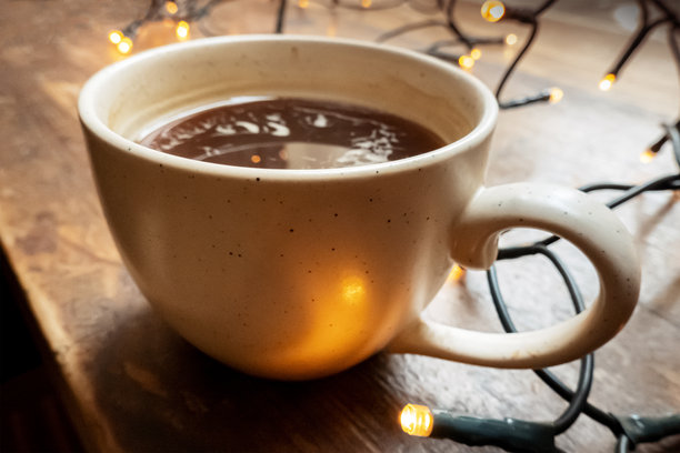 咖啡馆里的美式咖啡，配有小彩灯，氛围感十足的照片图片下载
