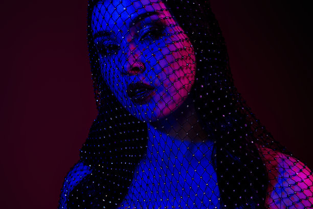 美丽女士的照片，空白空间，孤立在深红色背景上图片下载