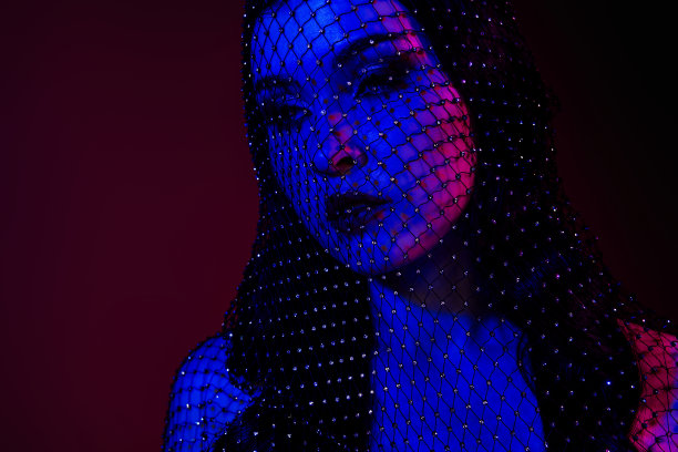 美丽女士的照片，空白空间，孤立在深红色背景上图片下载