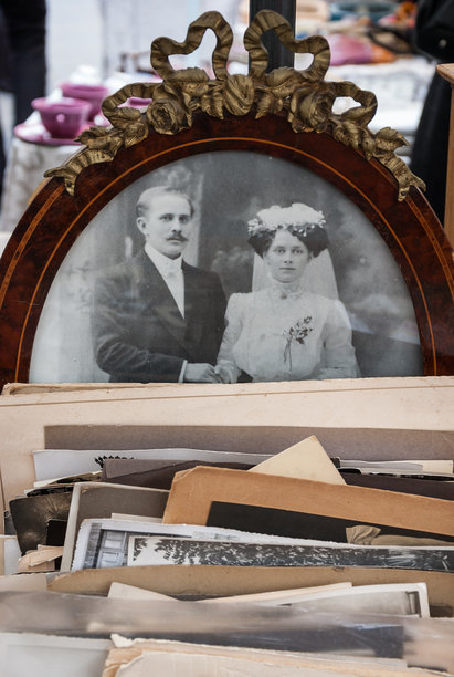 旧照片中的新娘和新郎在跳蚤市场。图片下载