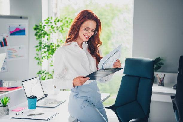 年轻女老板在现代初创公司办公室内穿着正式服装制定交易策略的照片图片下载