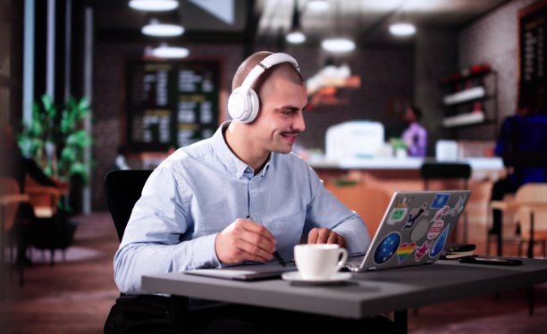 图形照片设计师在使用电脑屏幕图片下载