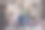 可爱的迷人男女穿着休闲衬衫在室内公寓房间里微笑跳舞的照片图片下载