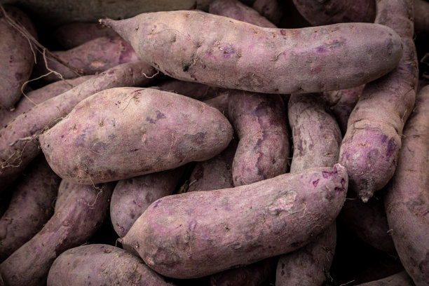 市场摊位上的红薯全景照片图片下载