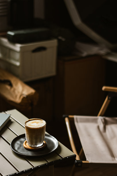 清晰玻璃杯中的脏咖啡菜单，旁边有一把椅子，排列成九宫格交叉，边缘光线。家中自制咖啡，竖版照片。图片下载